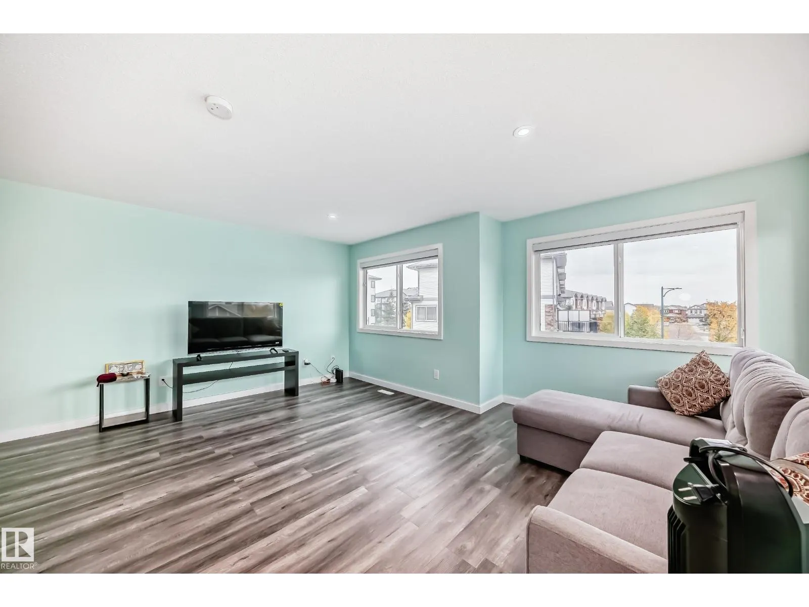 3330 15A AV NW