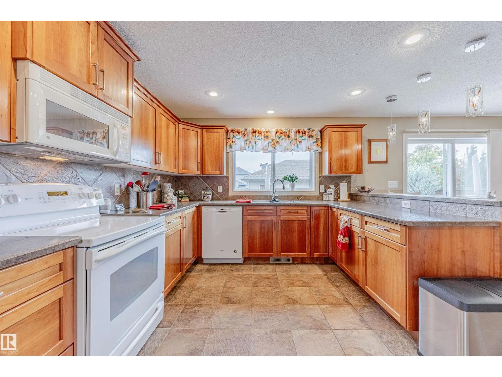 19 CLEARWATER LN