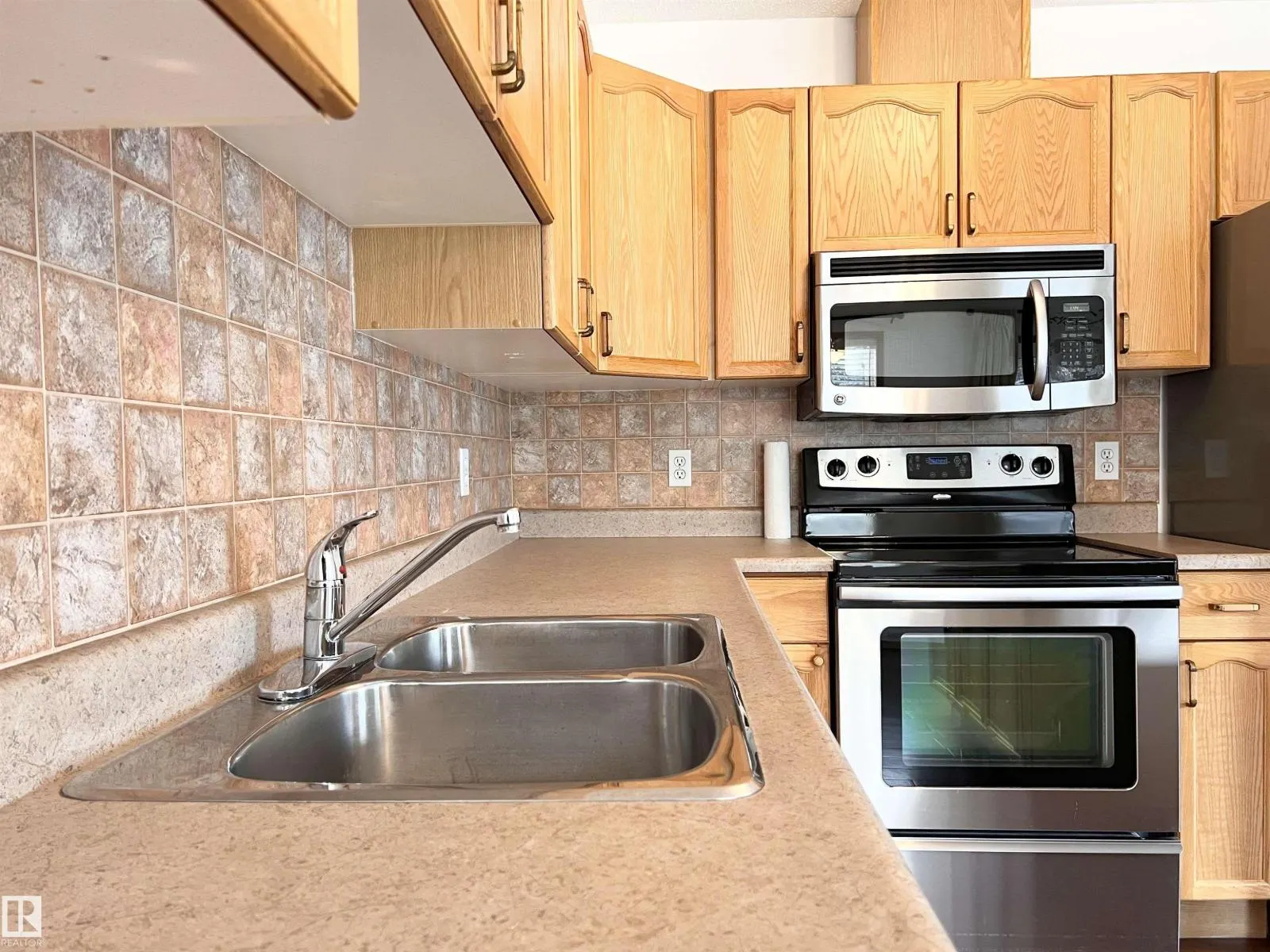 #19 10909 106 ST NW NW