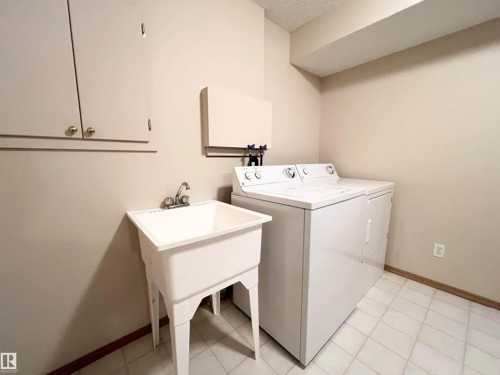 #19 10909 106 ST NW NW