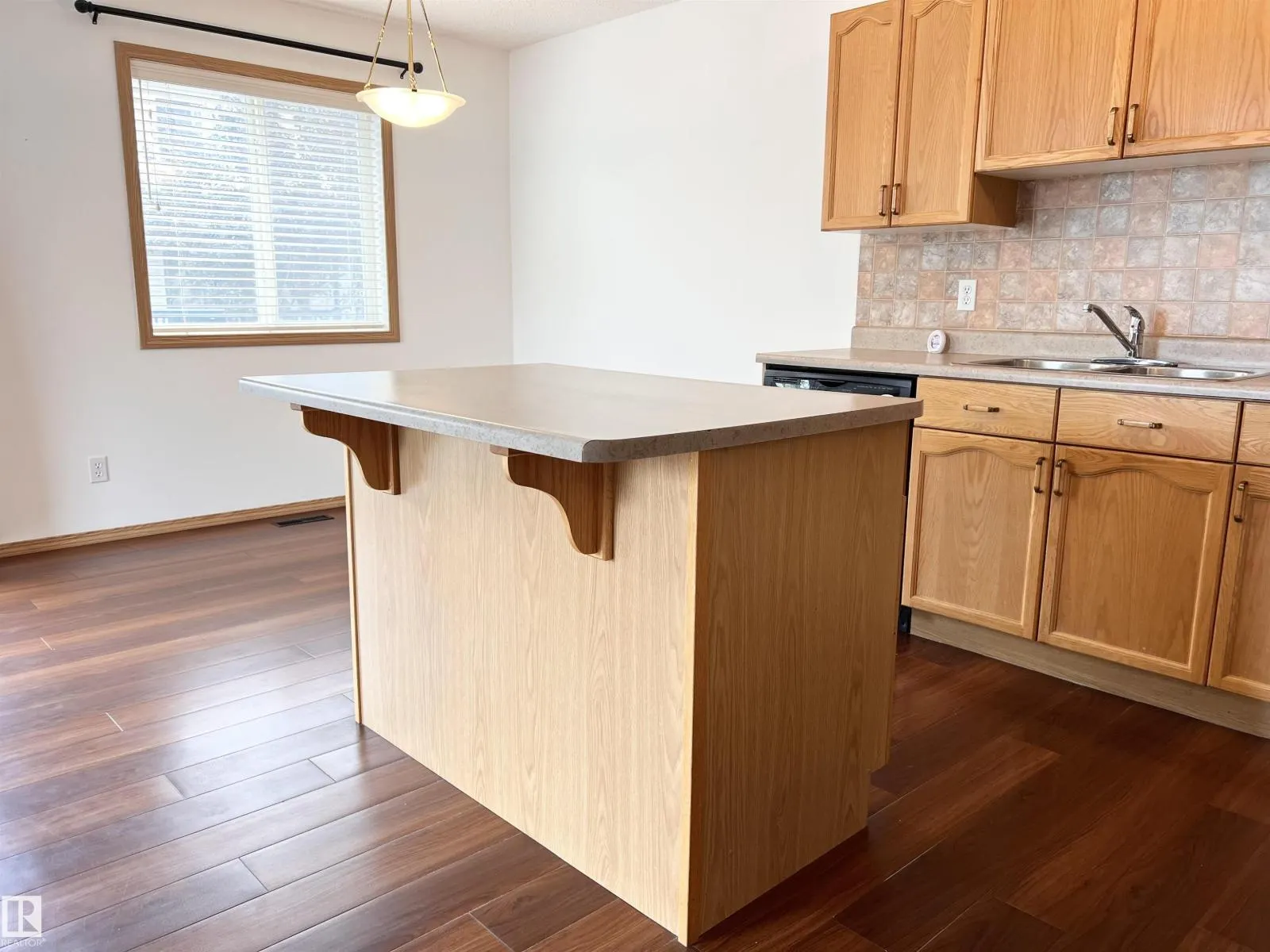 #19 10909 106 ST NW NW