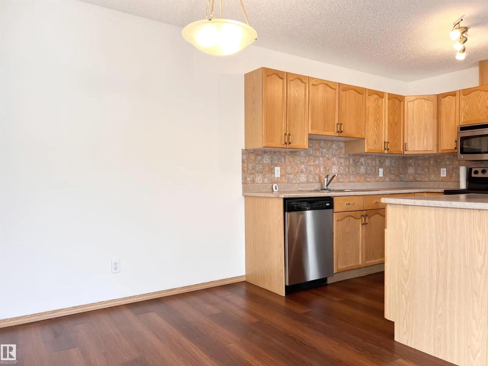 #19 10909 106 ST NW NW