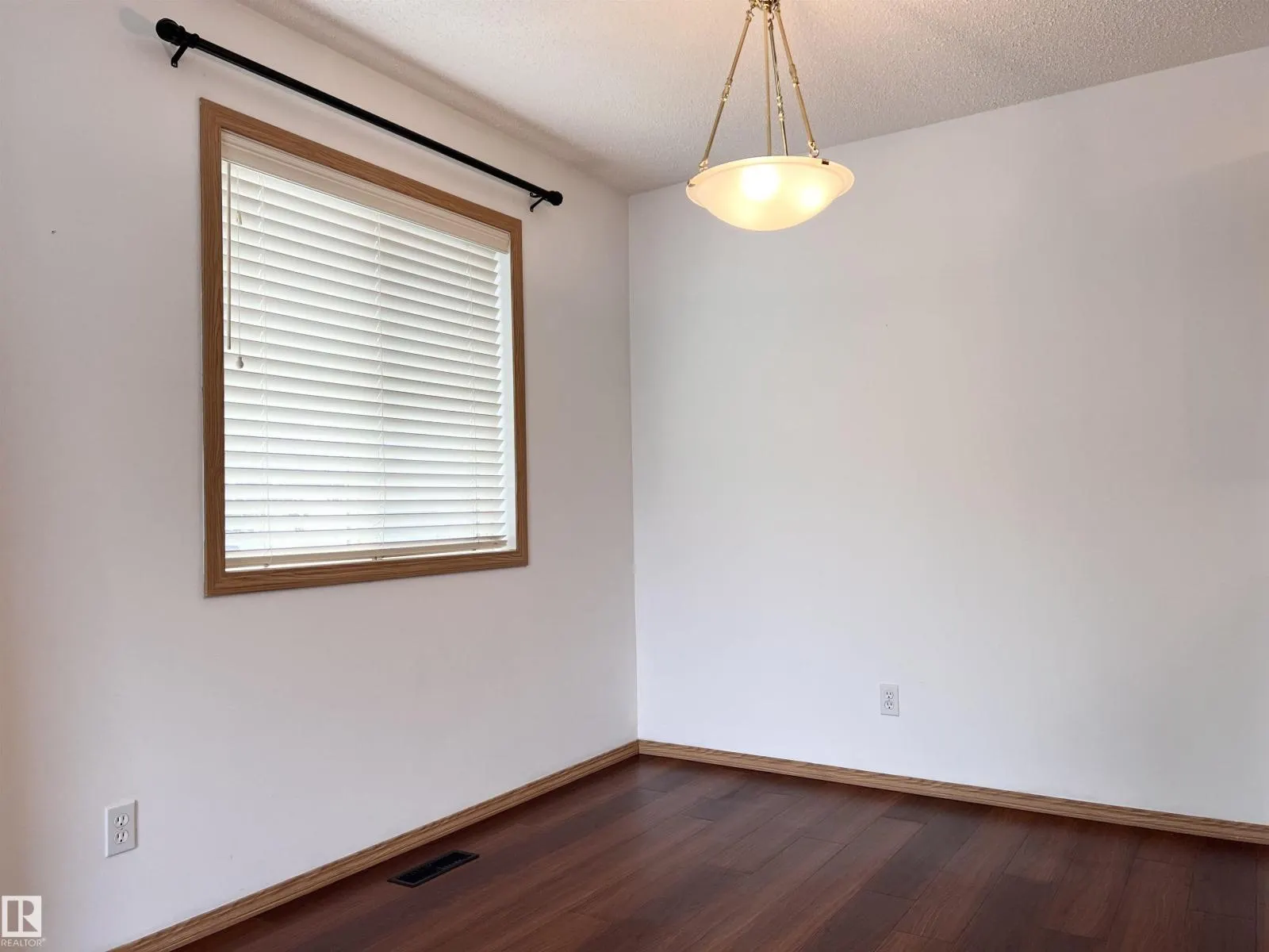 #19 10909 106 ST NW NW