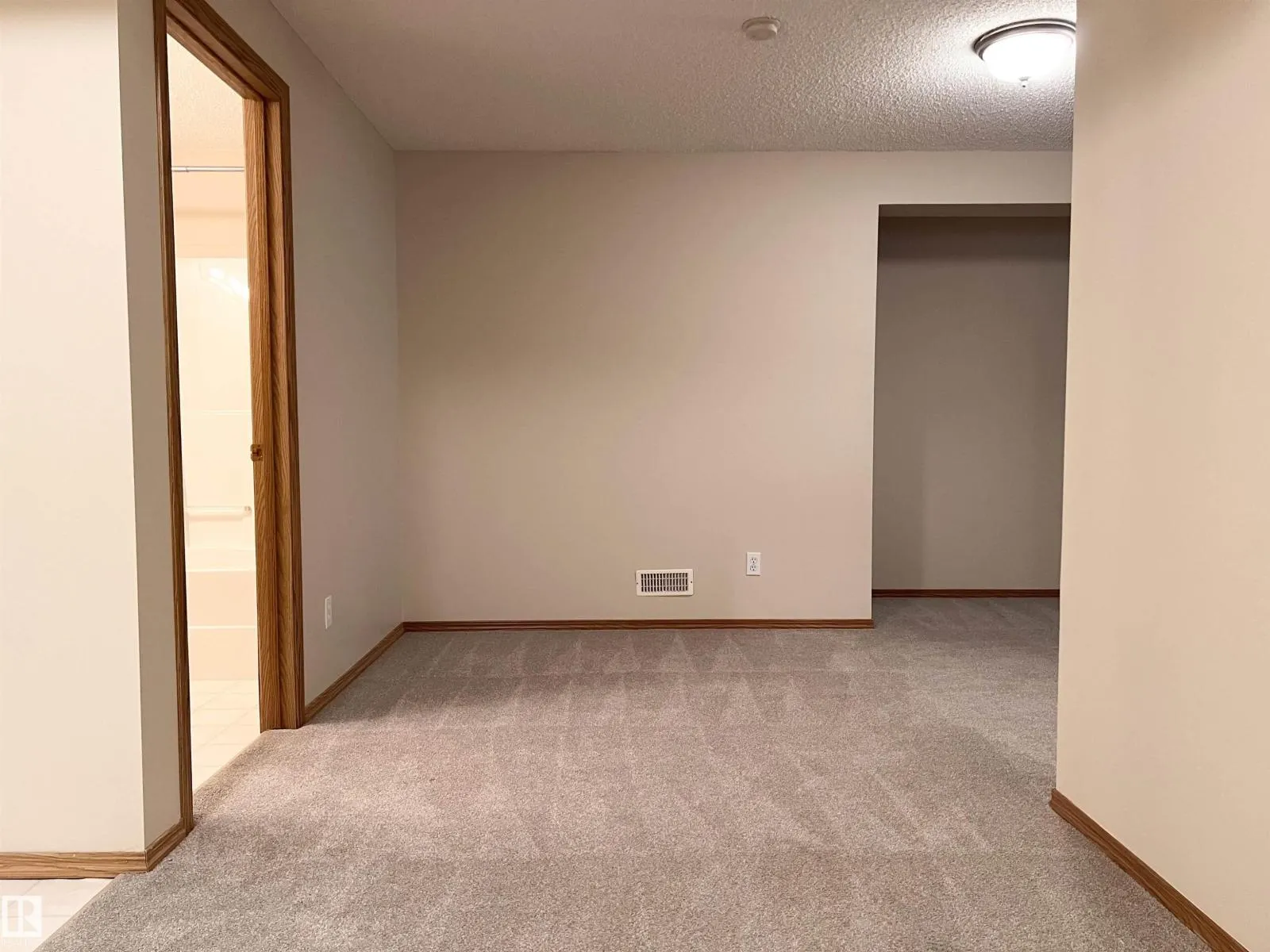 #19 10909 106 ST NW NW