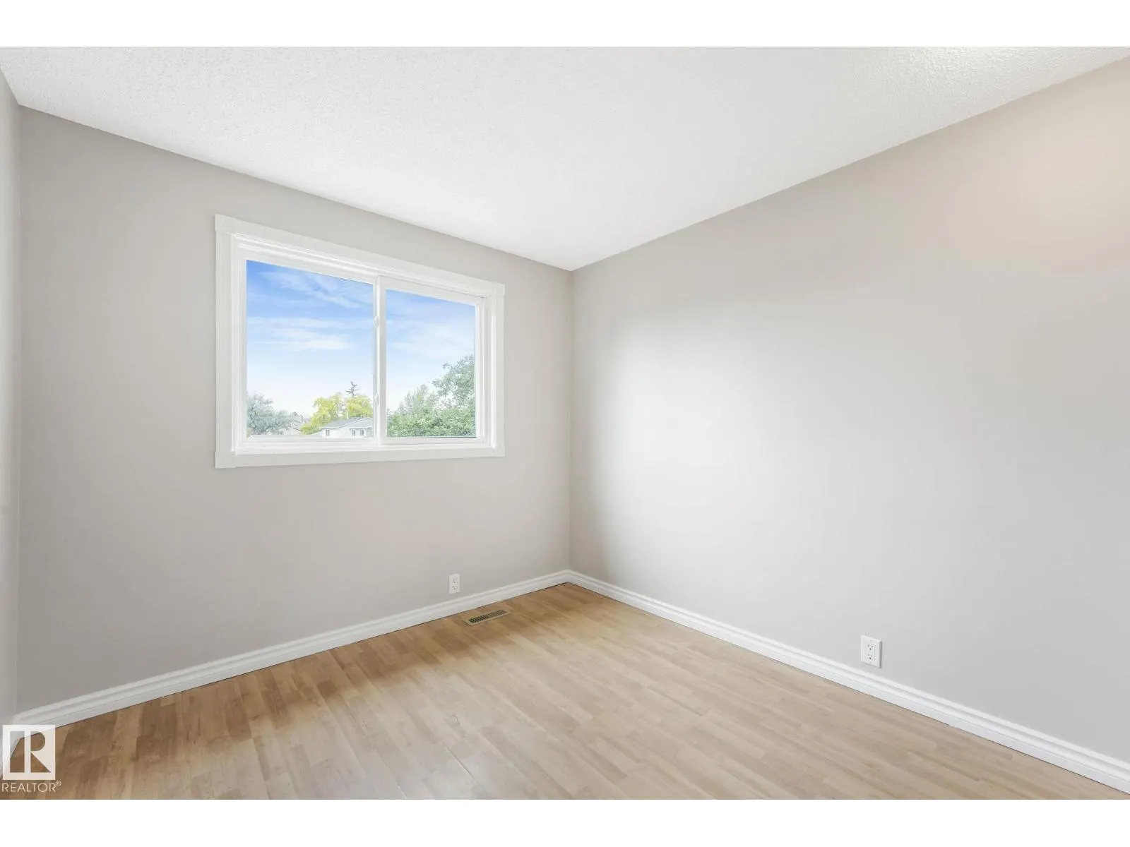 2110 54 ST NW