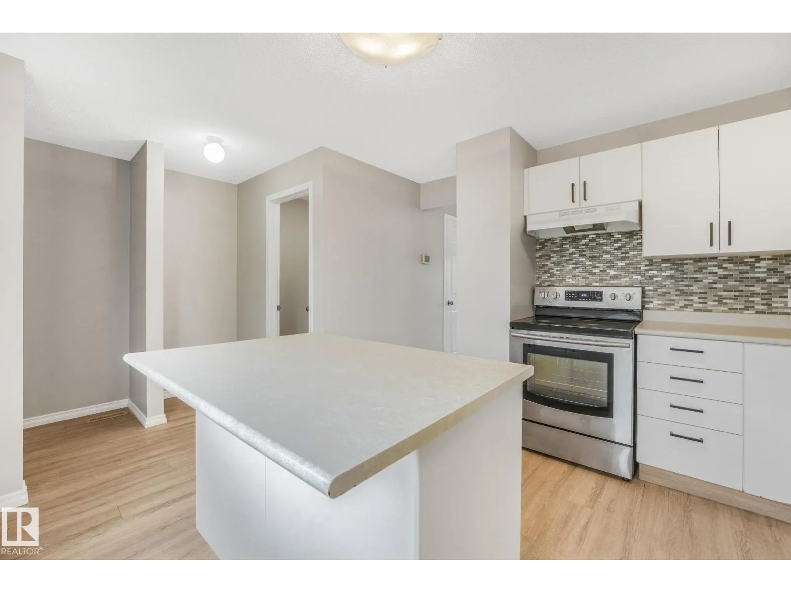 2110 54 ST NW