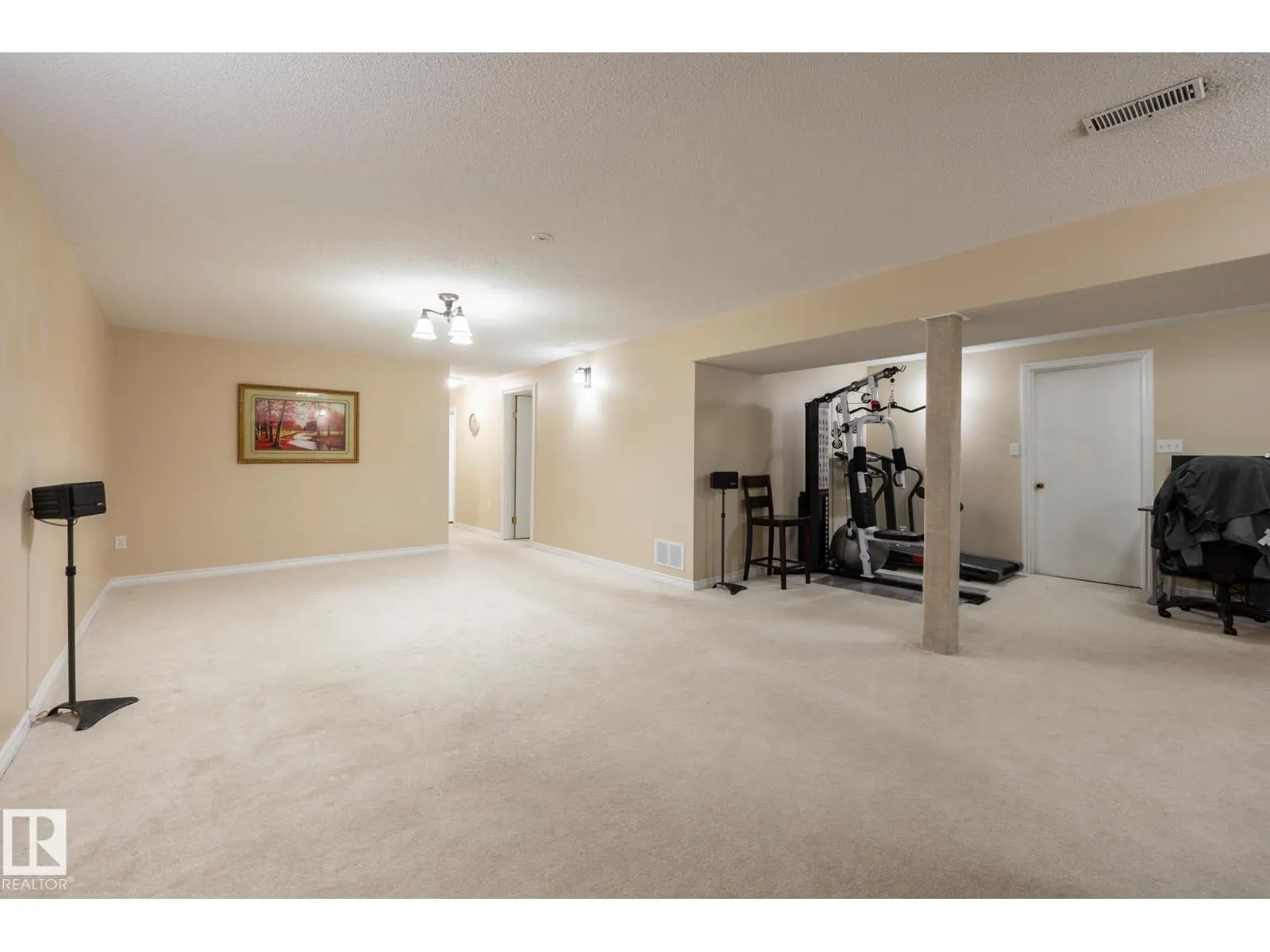 15707 92 AV NW