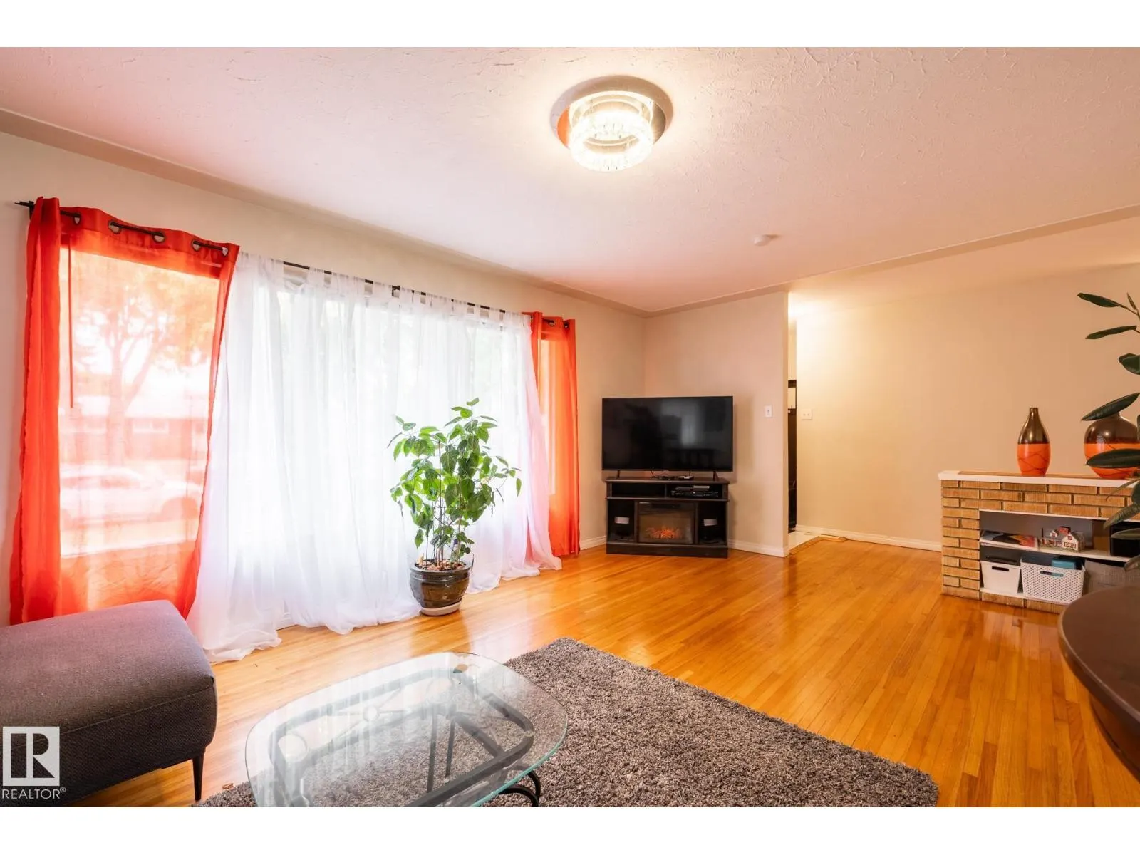 15707 92 AV NW