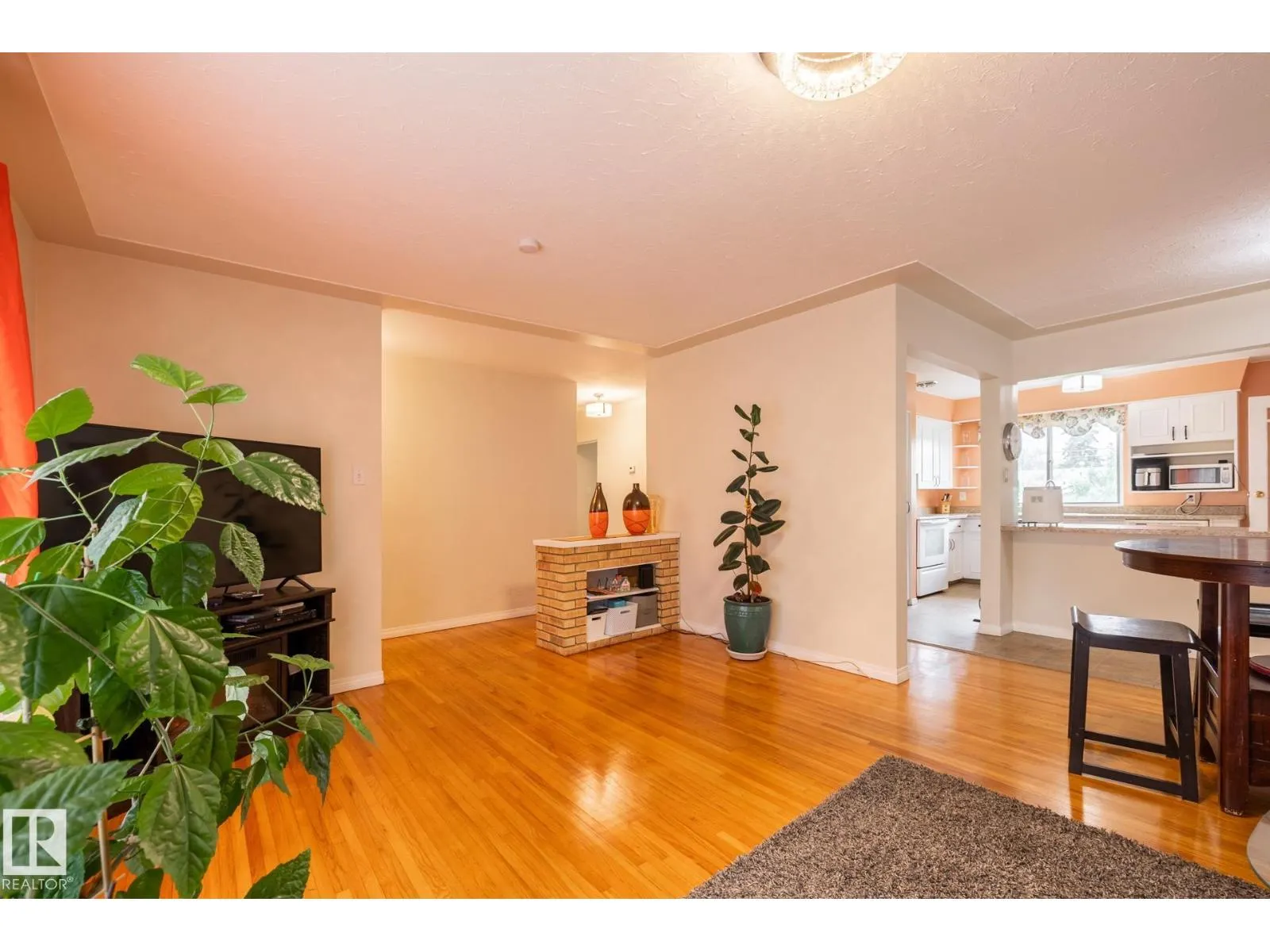 15707 92 AV NW