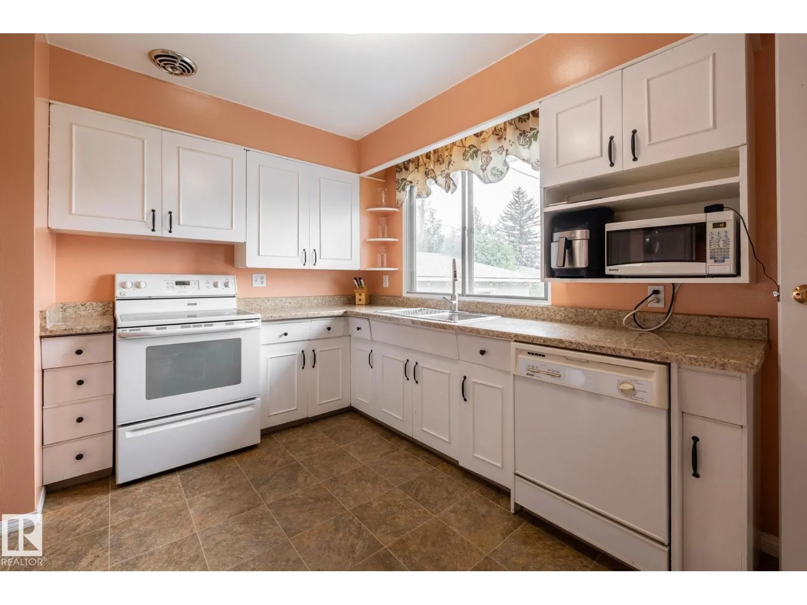 15707 92 AV NW