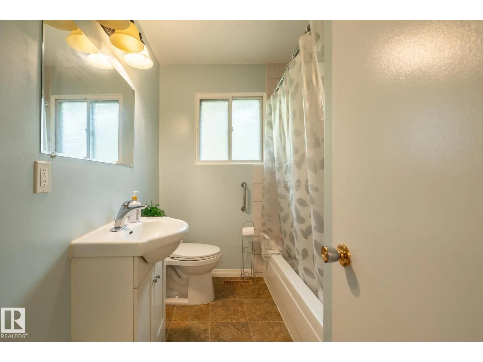 15707 92 AV NW