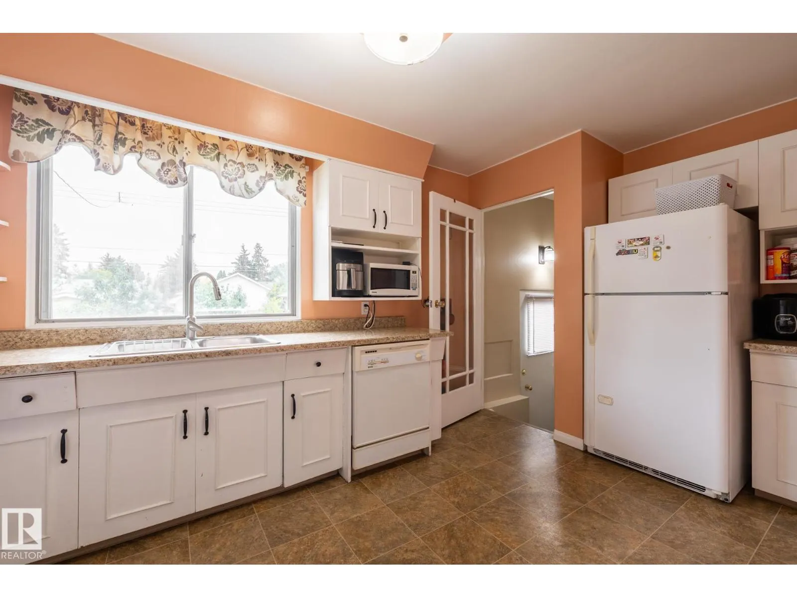 15707 92 AV NW