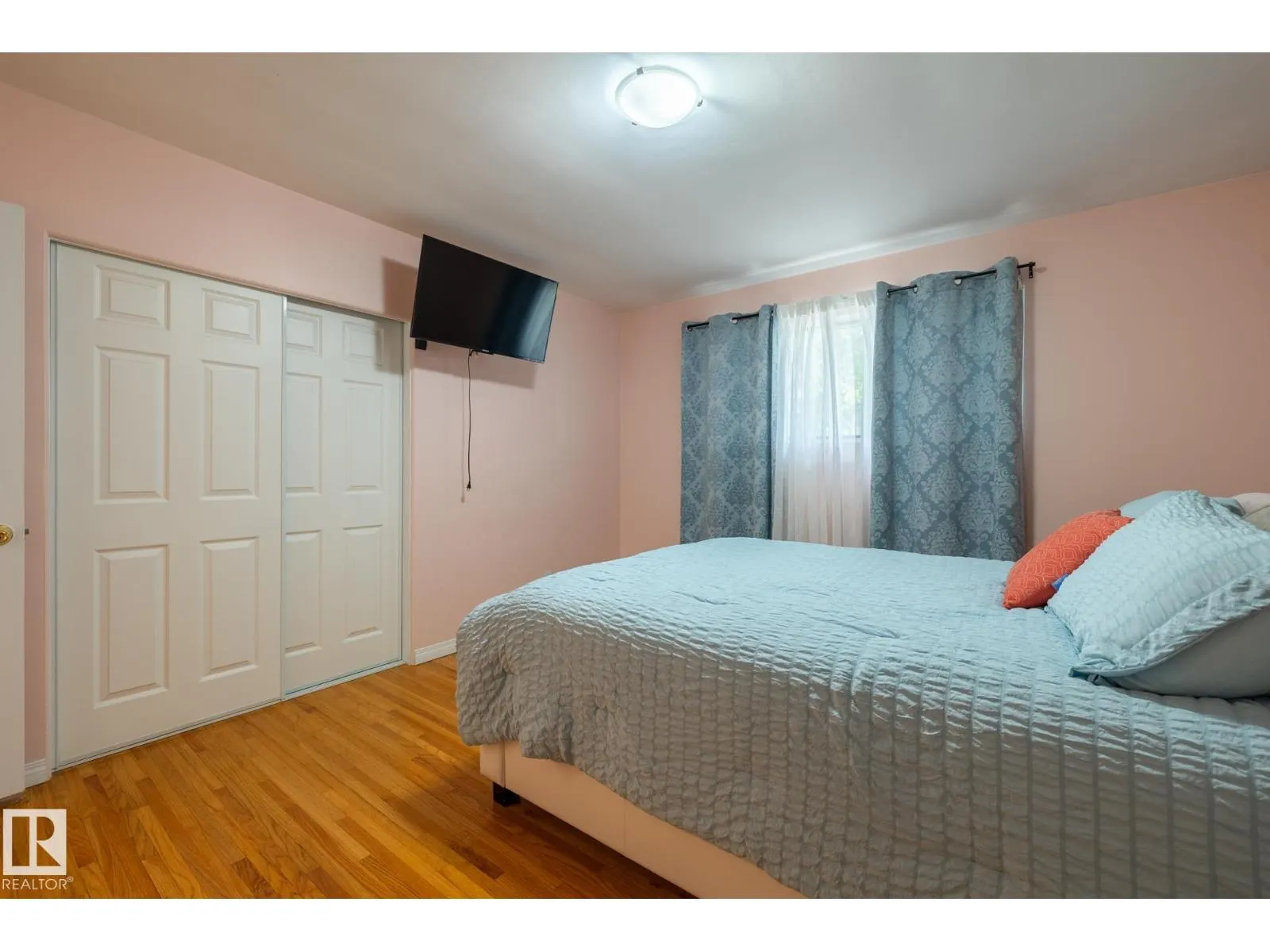 15707 92 AV NW