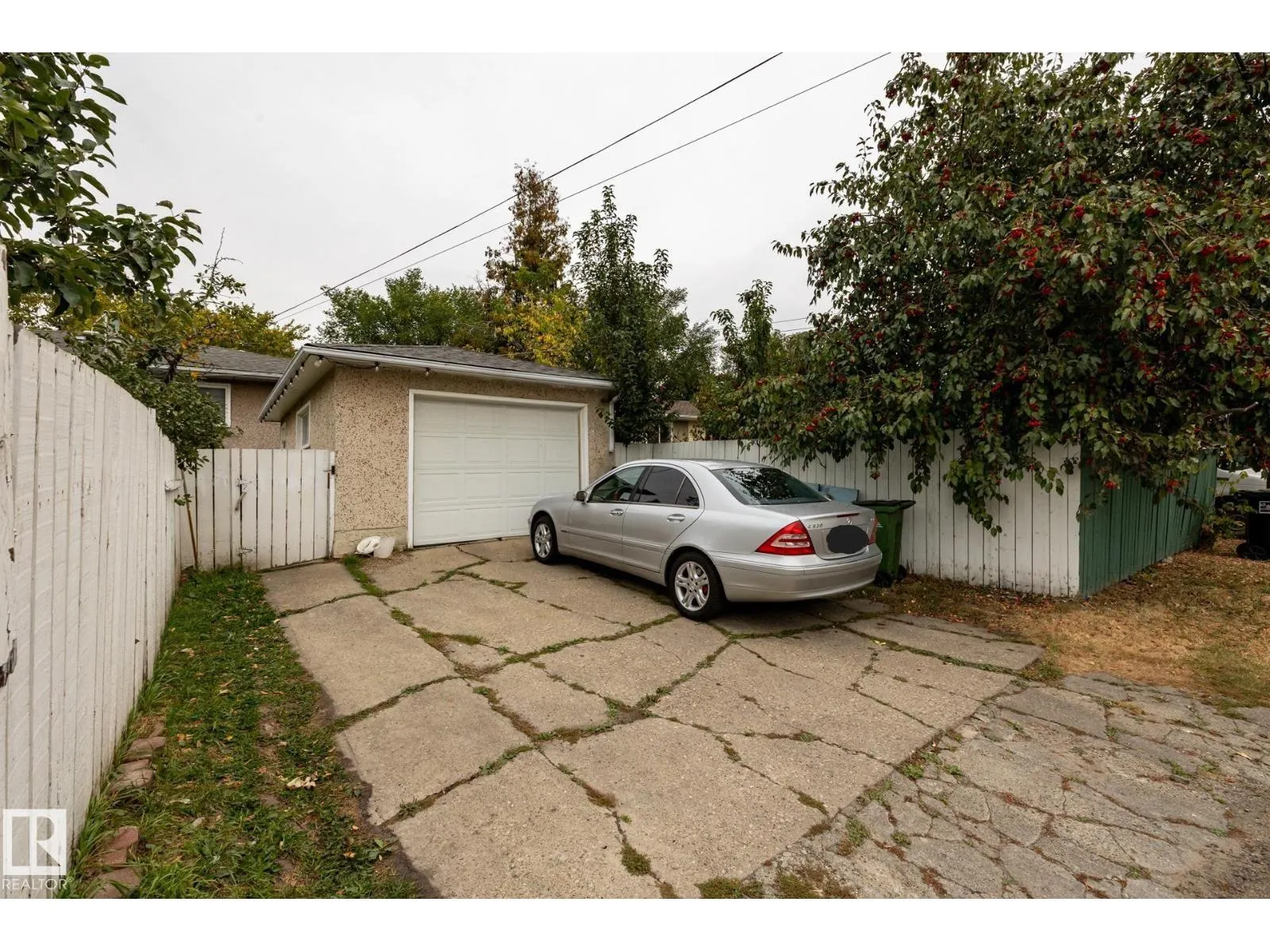 15707 92 AV NW
