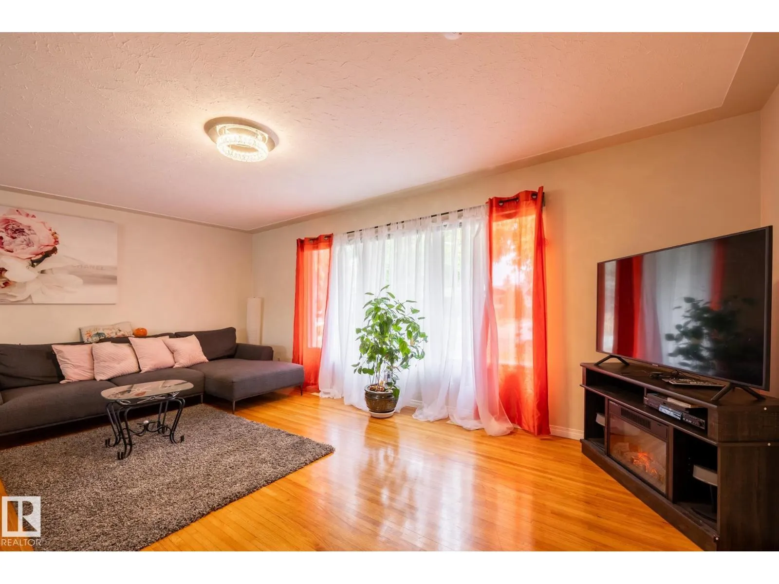15707 92 AV NW