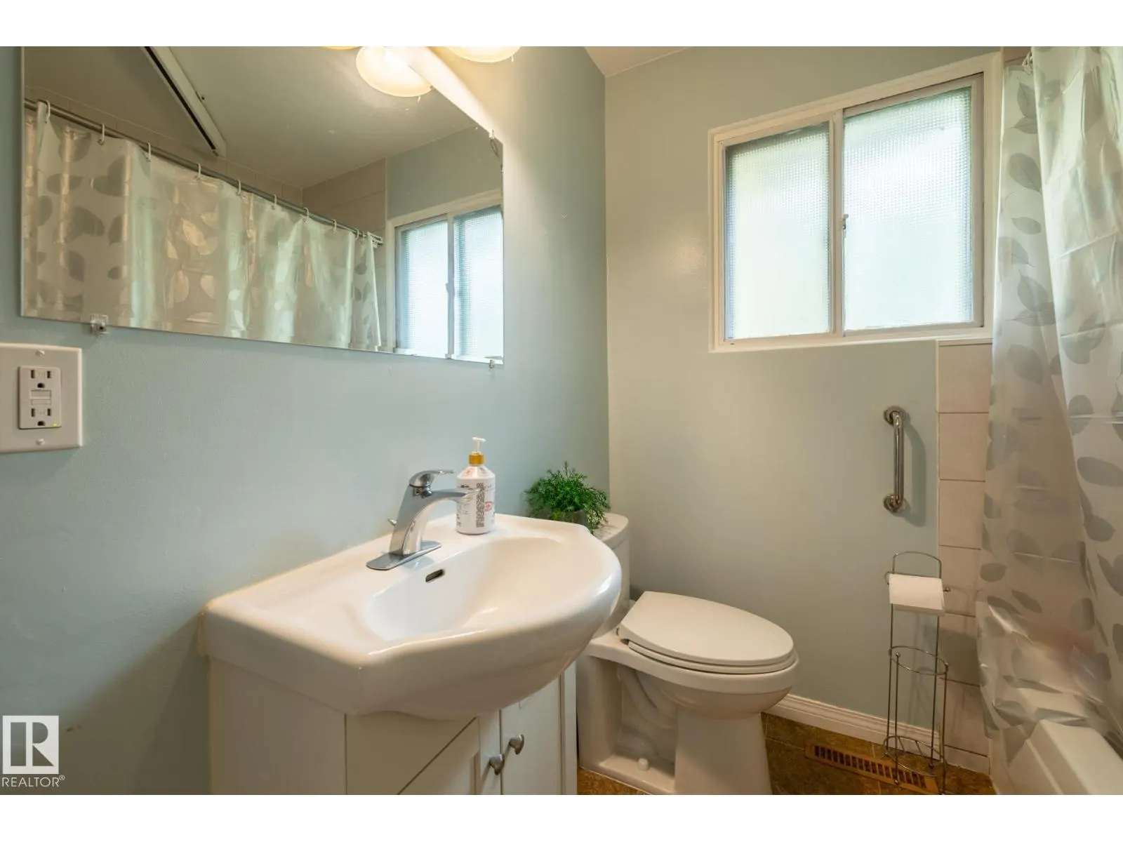15707 92 AV NW