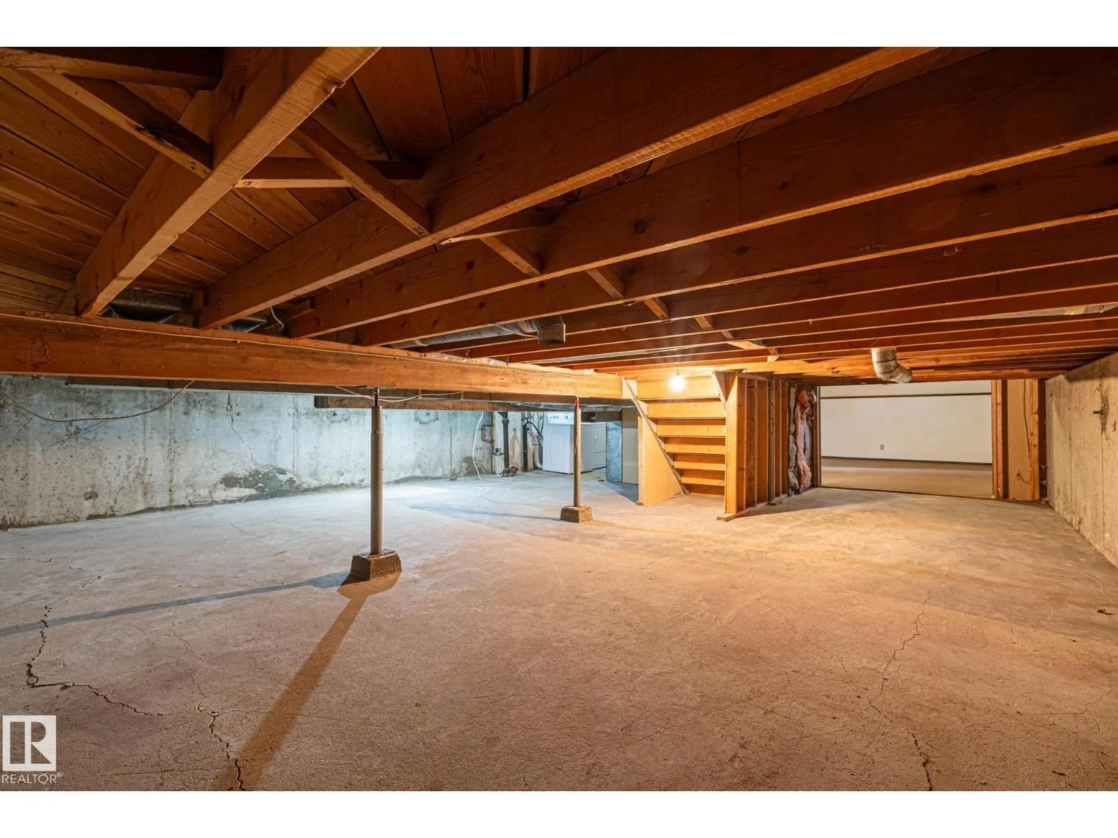 15913 94 AV NW