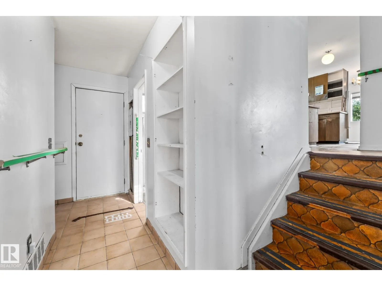 15913 94 AV NW