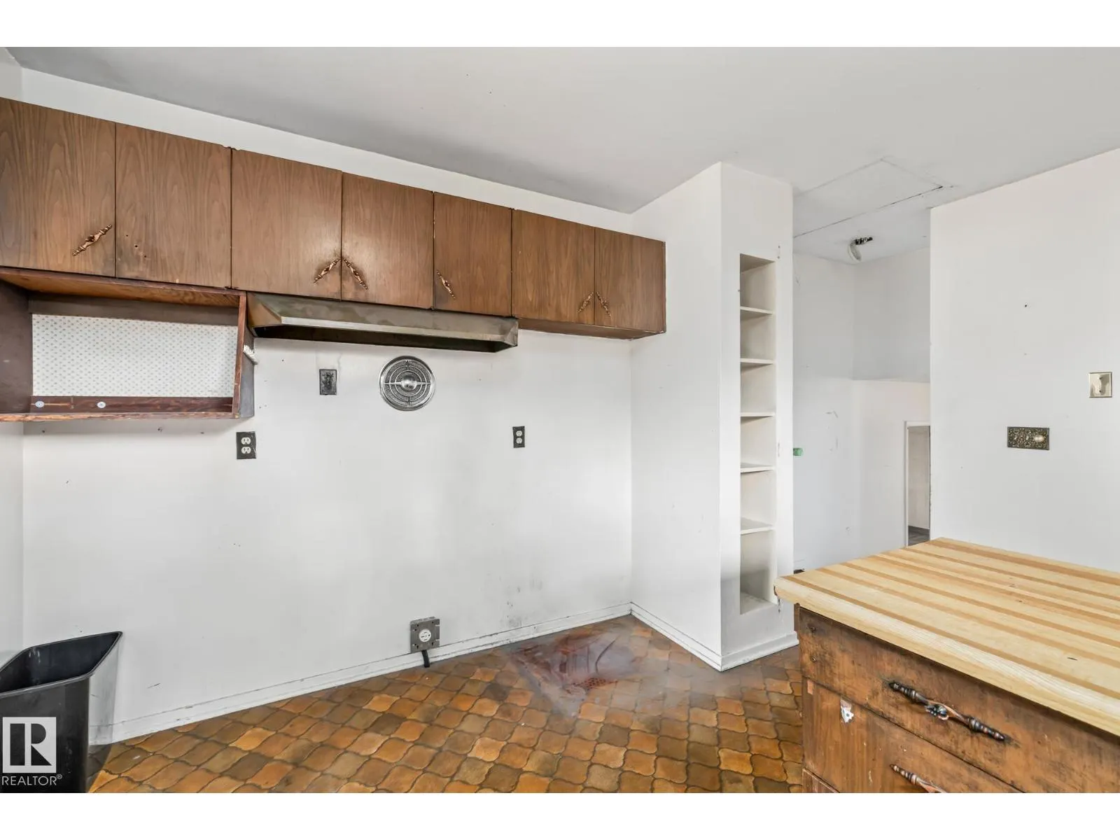 15913 94 AV NW