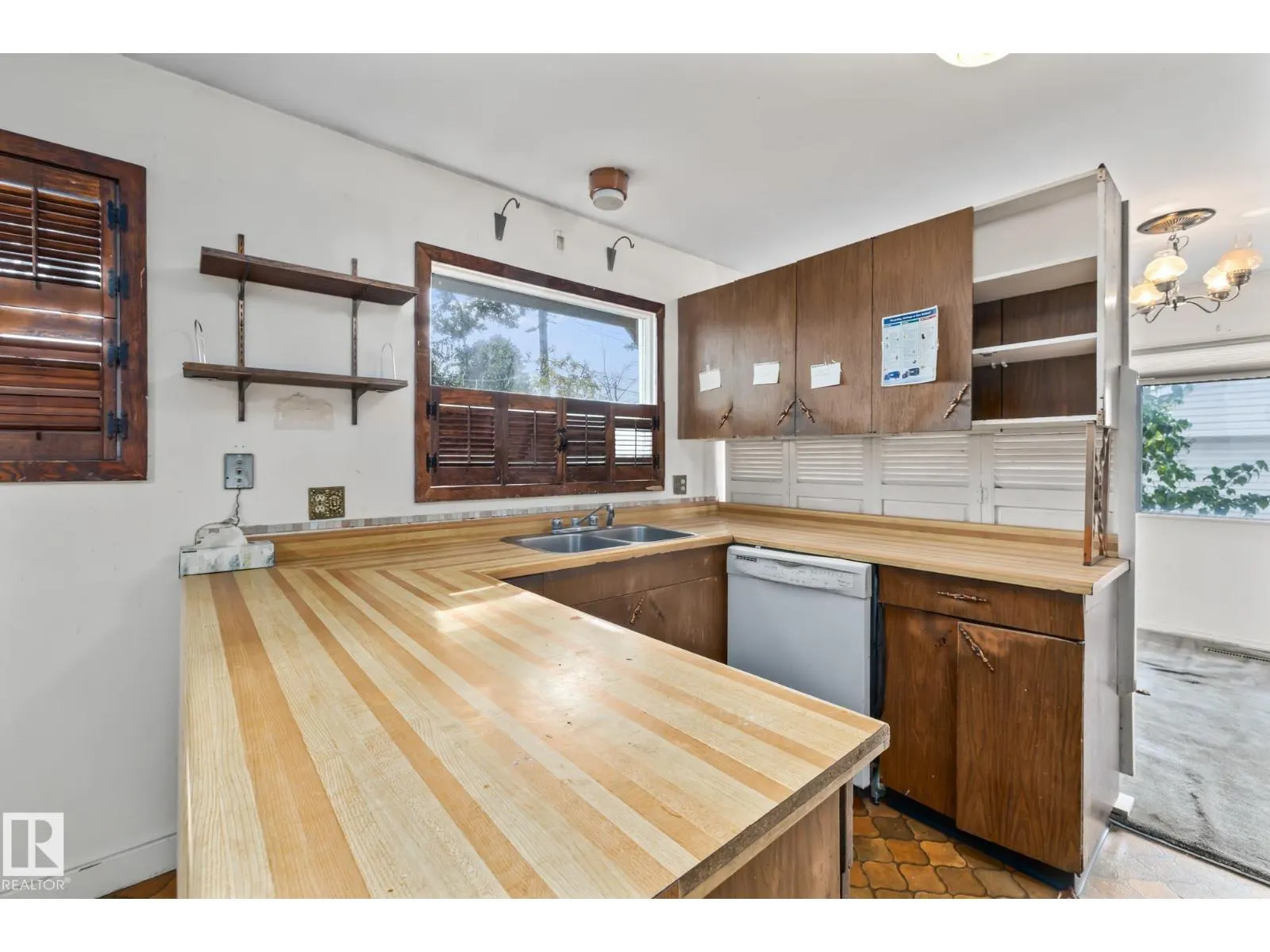 15913 94 AV NW