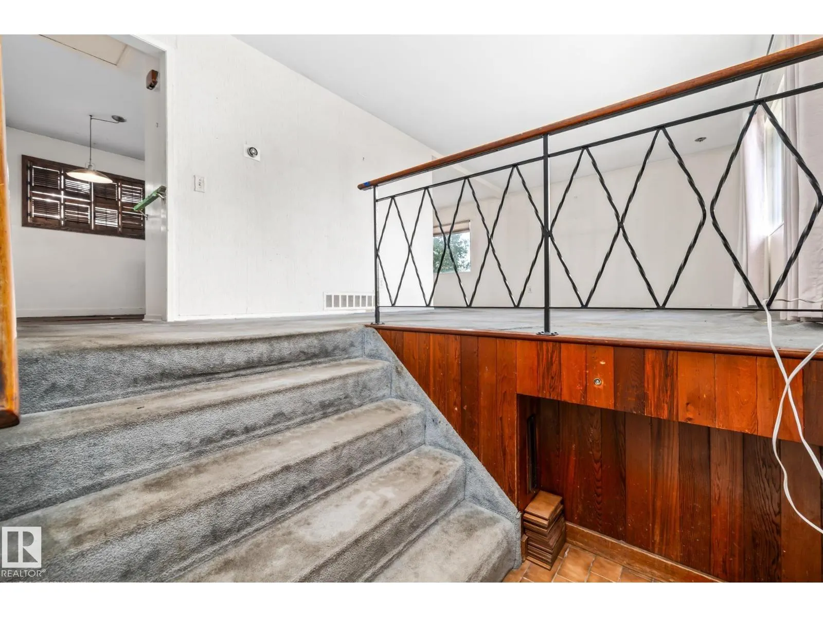 15913 94 AV NW
