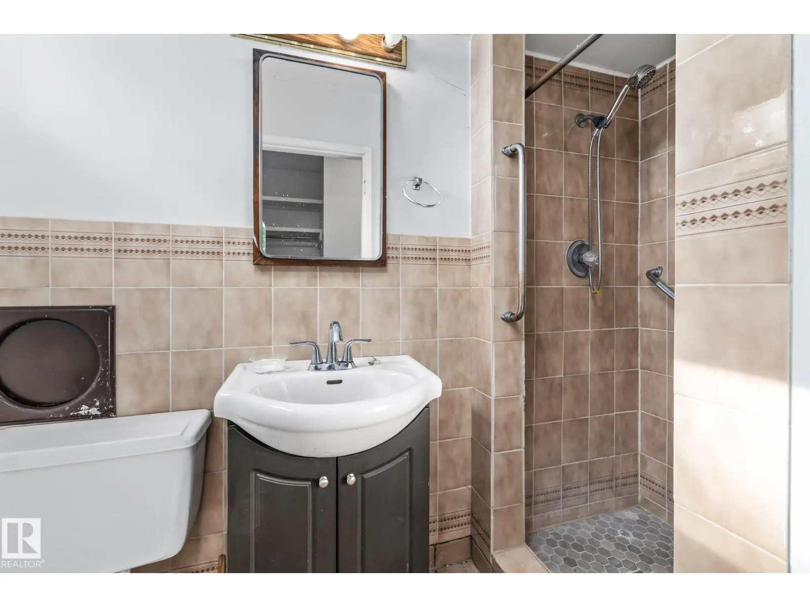 15913 94 AV NW