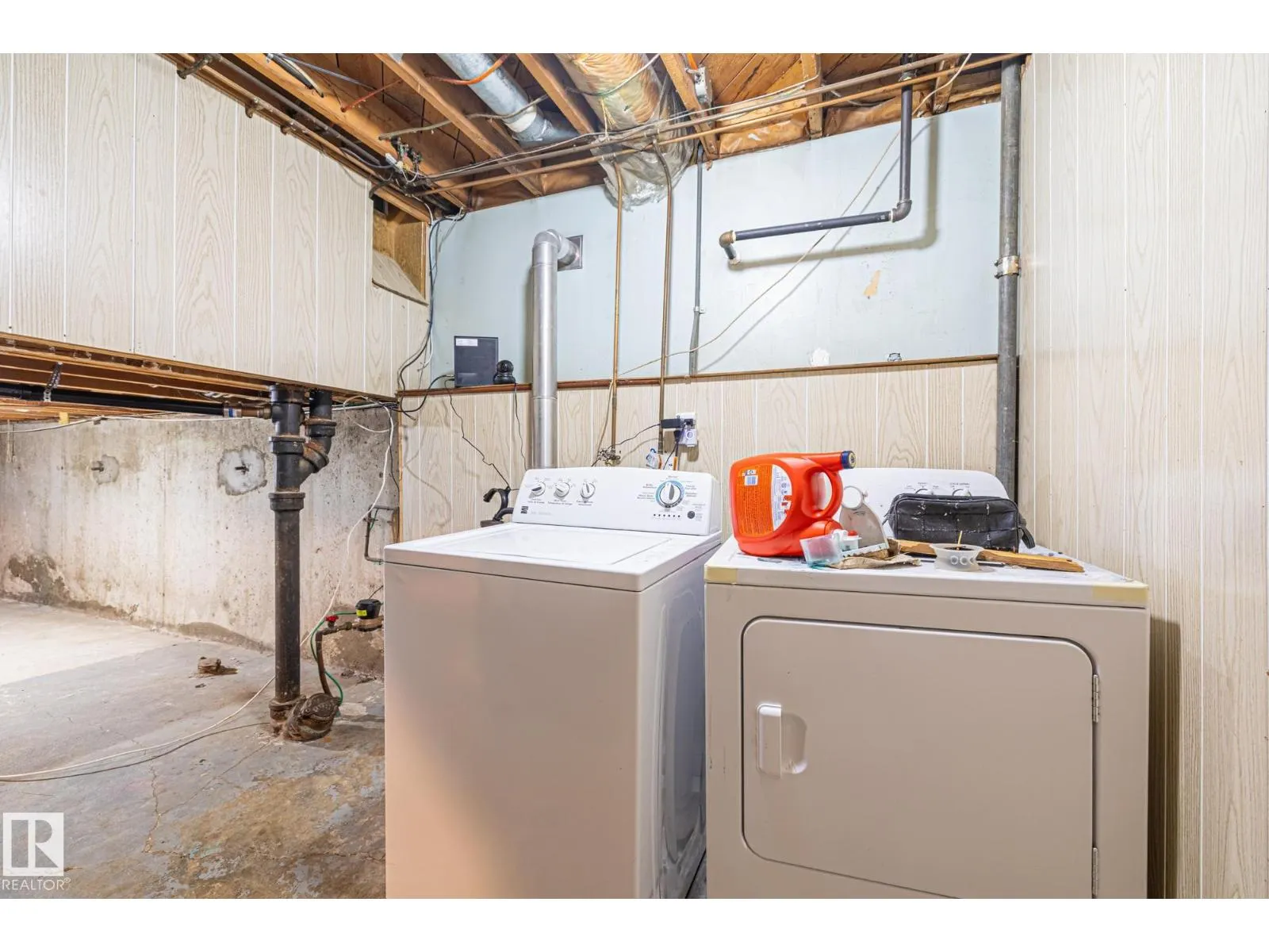 15913 94 AV NW