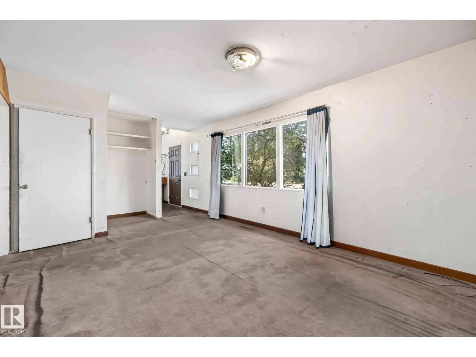 15913 94 AV NW
