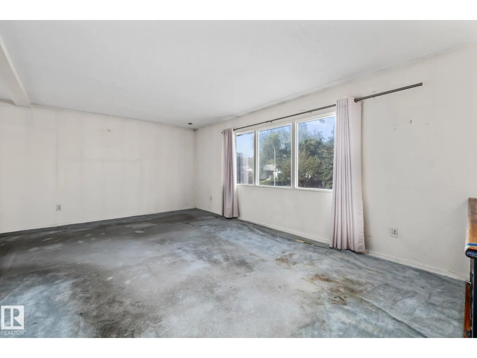 15913 94 AV NW
