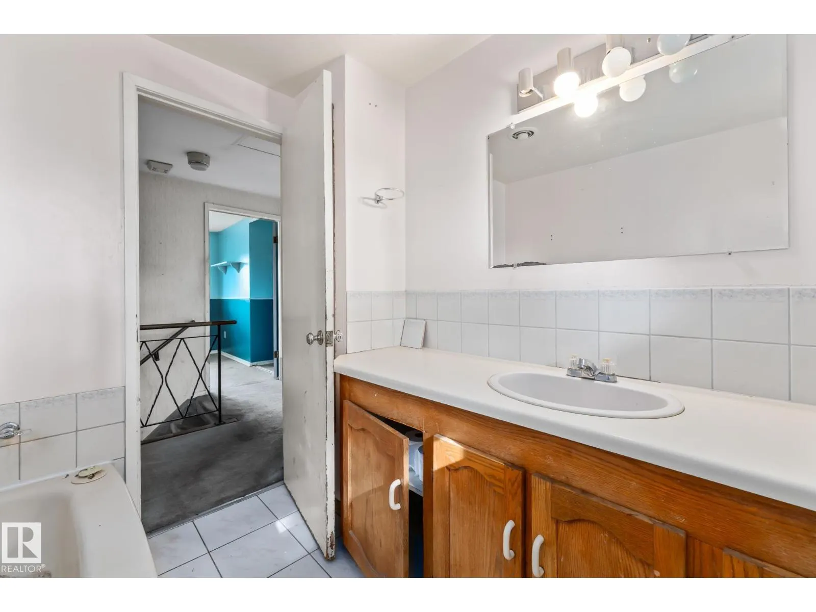15913 94 AV NW