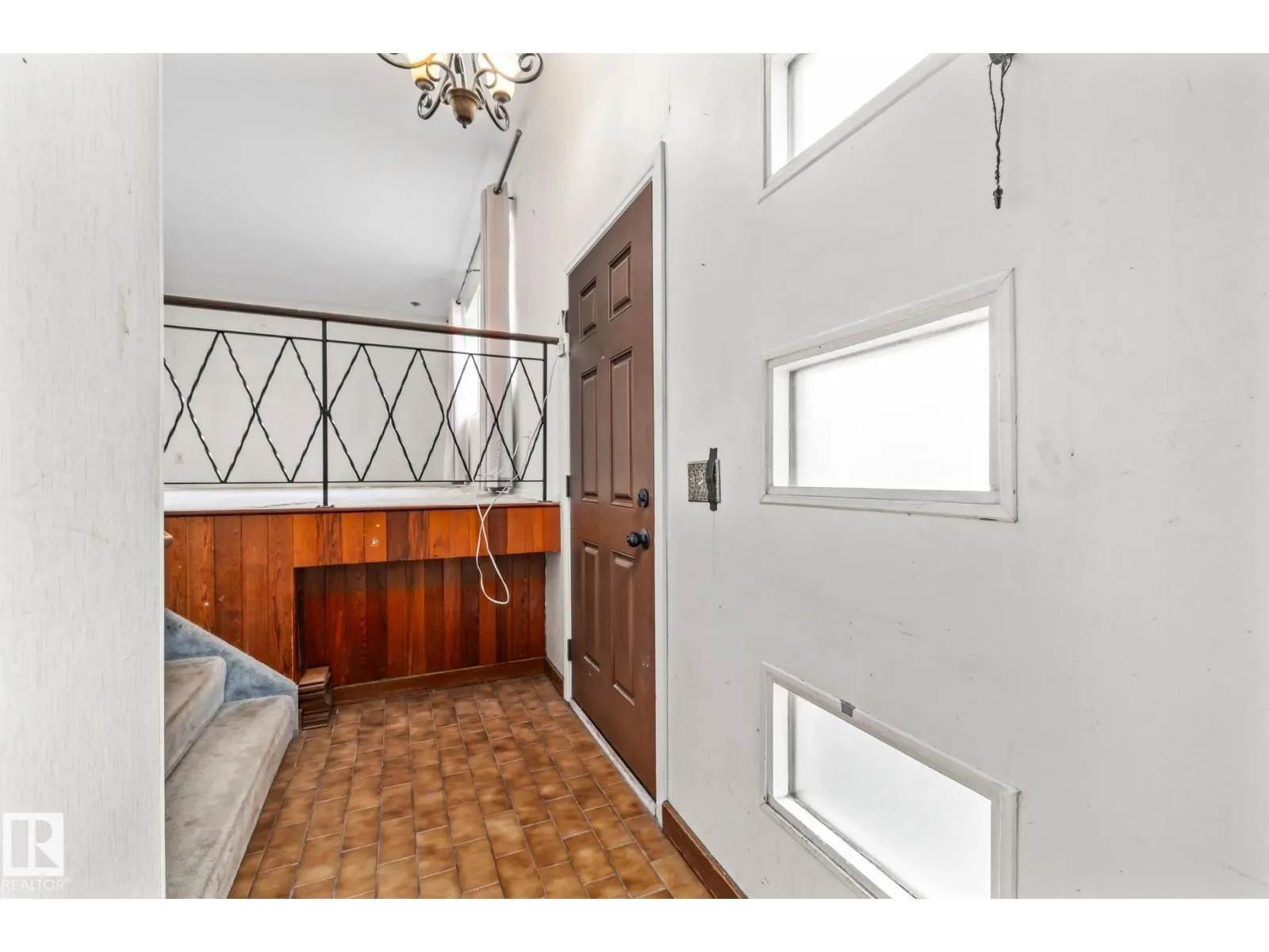 15913 94 AV NW