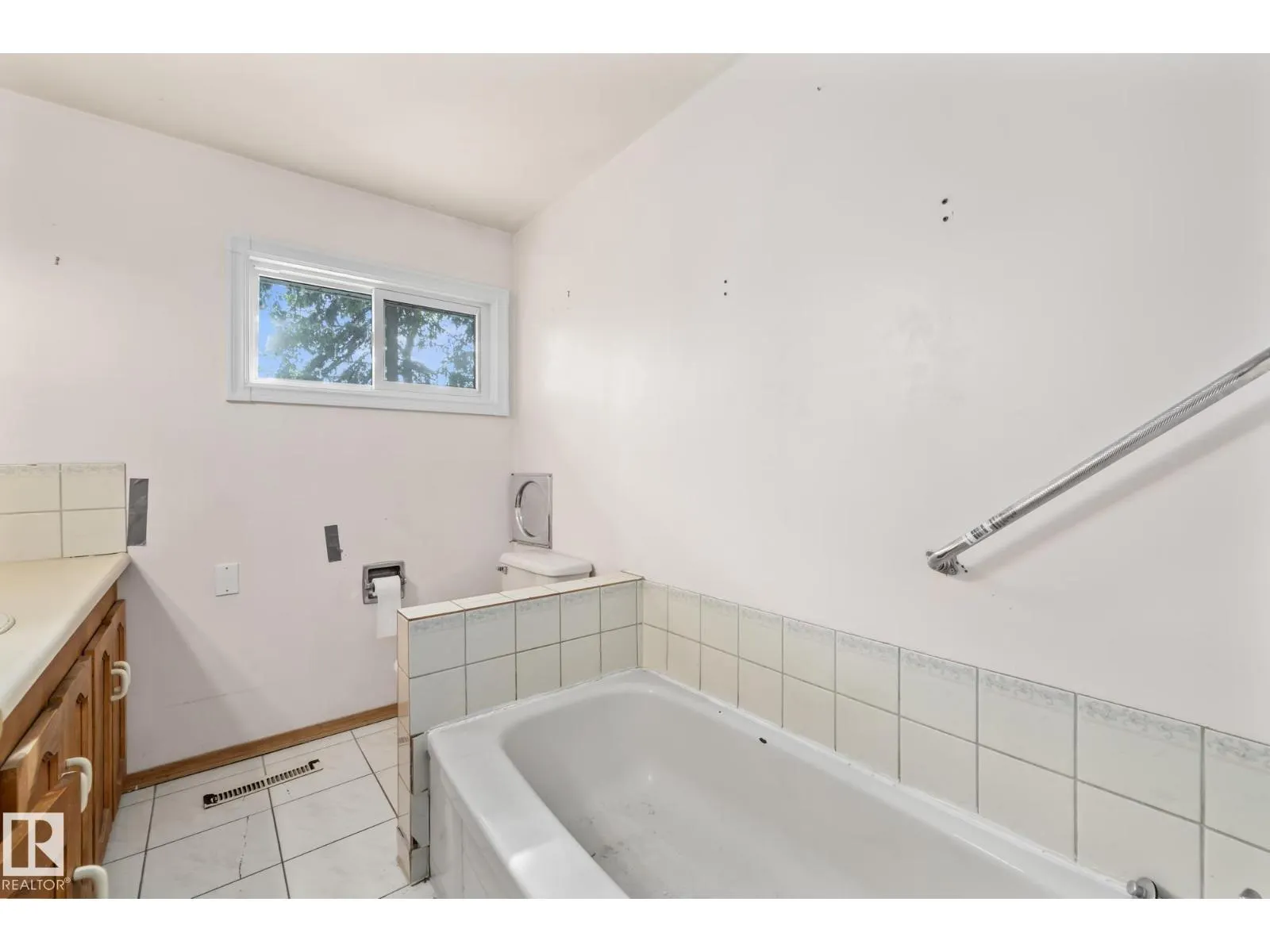15913 94 AV NW