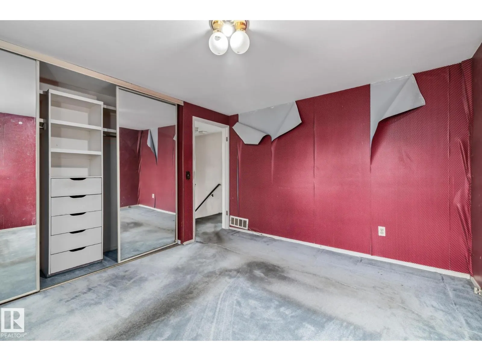 15913 94 AV NW