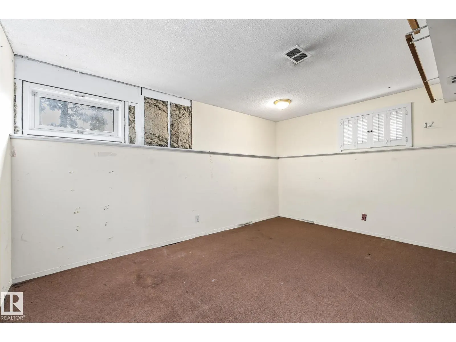 15913 94 AV NW
