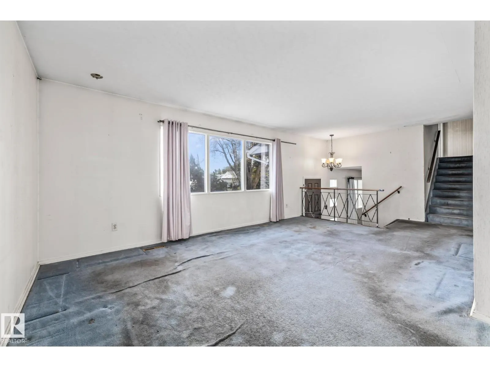 15913 94 AV NW