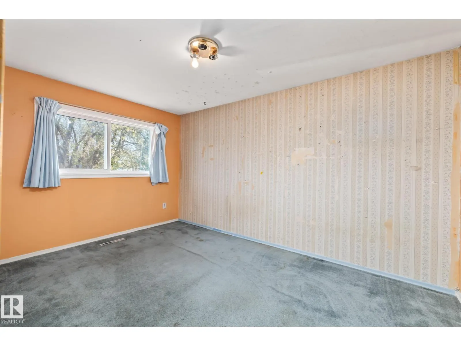 15913 94 AV NW