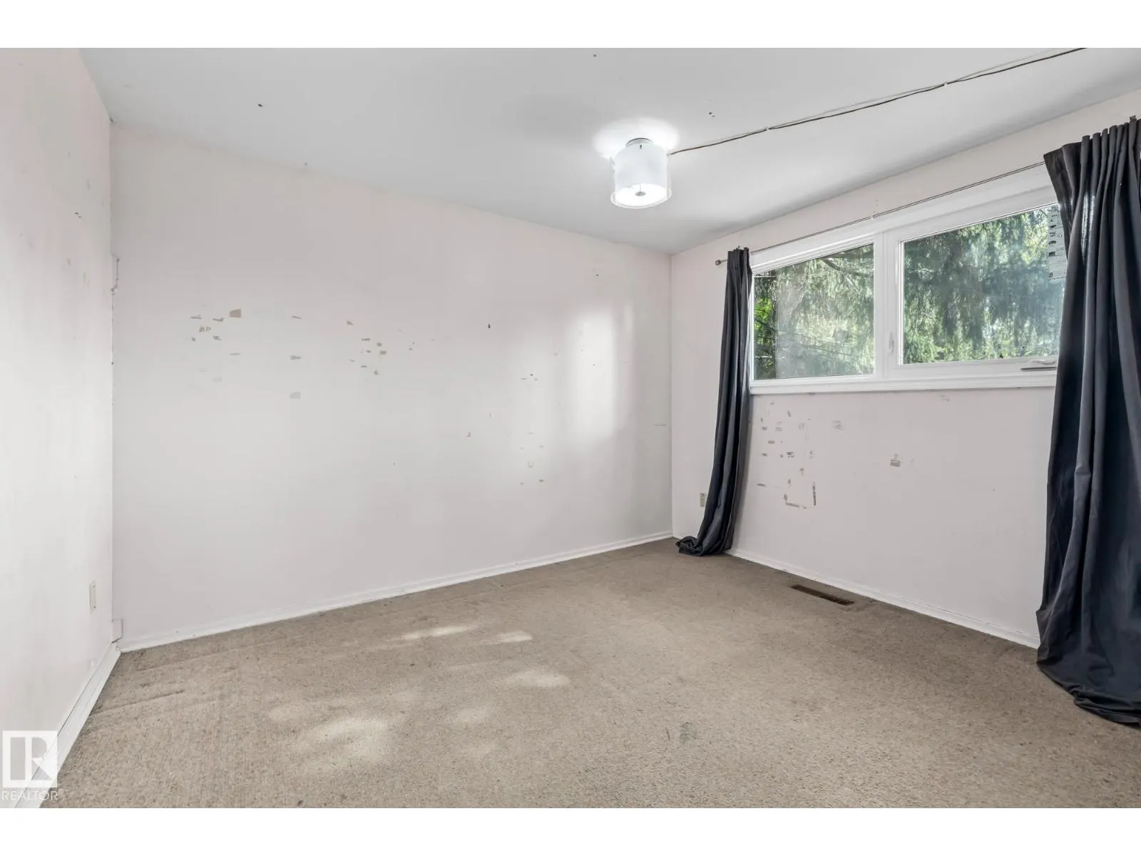 15913 94 AV NW