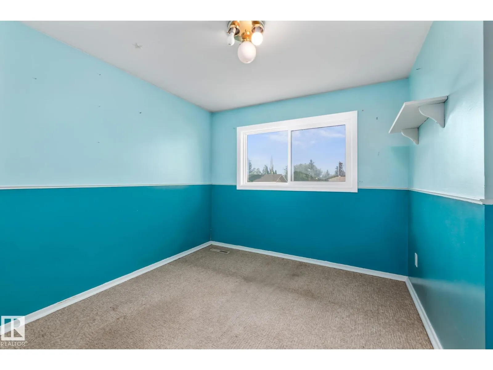 15913 94 AV NW