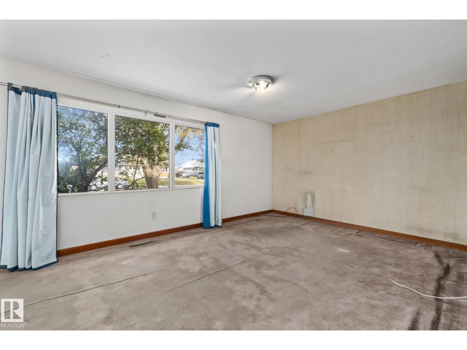 15913 94 AV NW