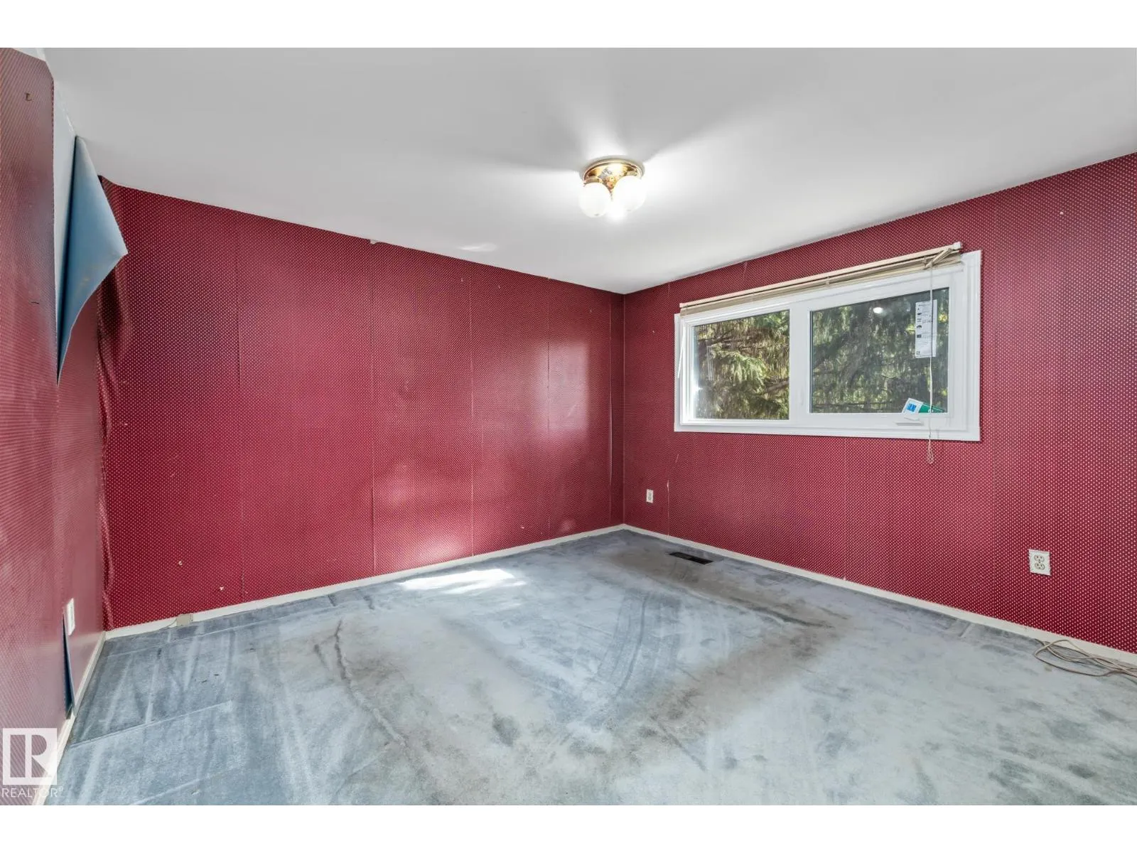 15913 94 AV NW