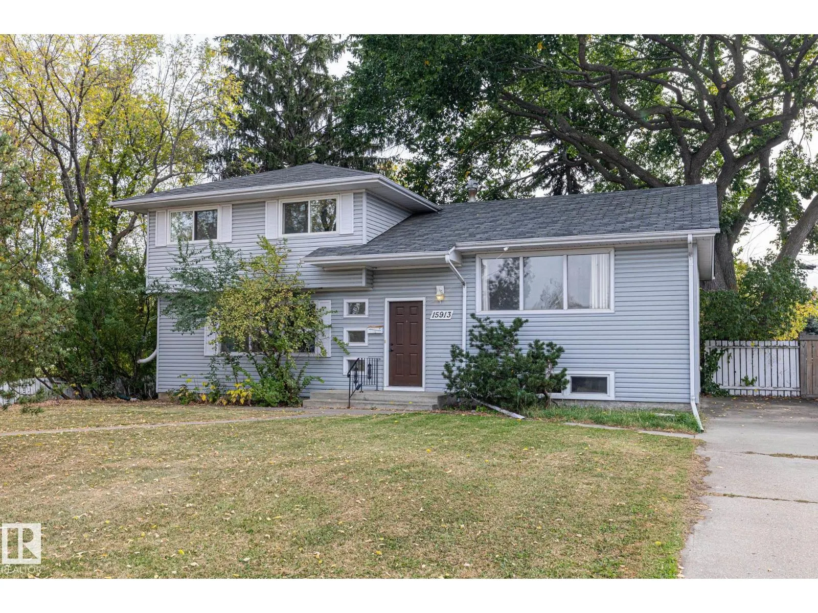 15913 94 AV NW