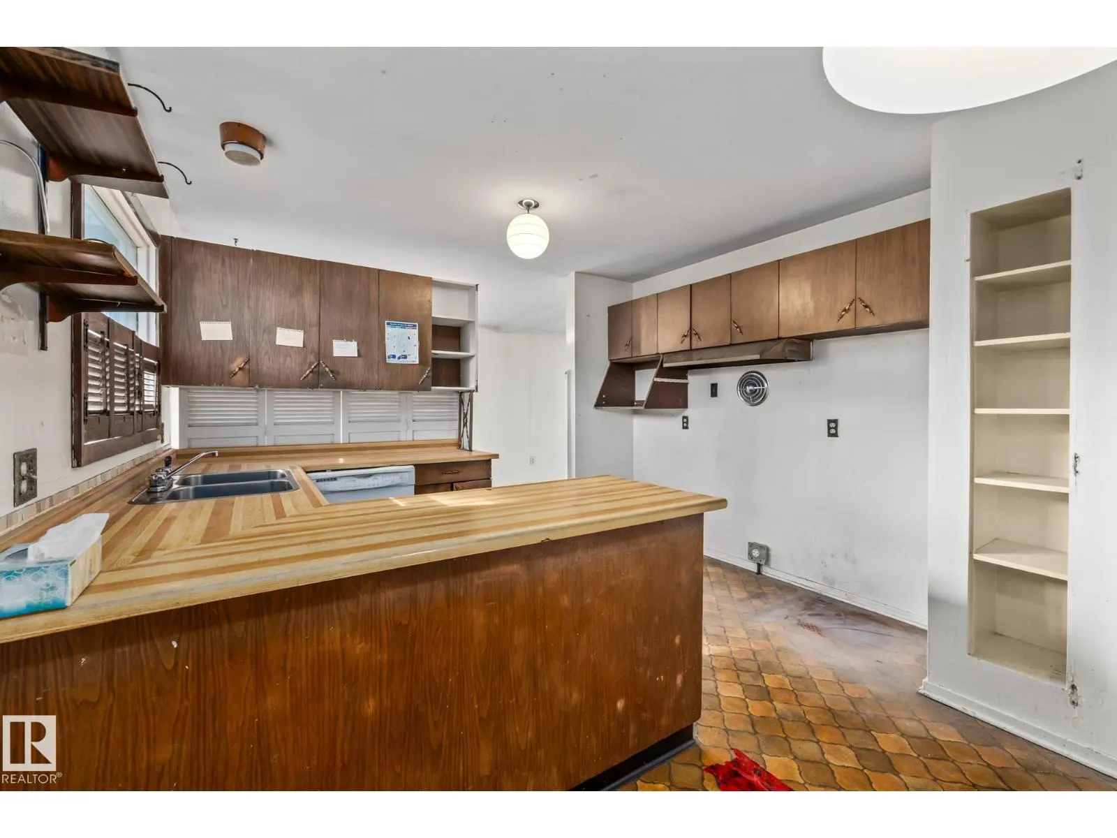 15913 94 AV NW