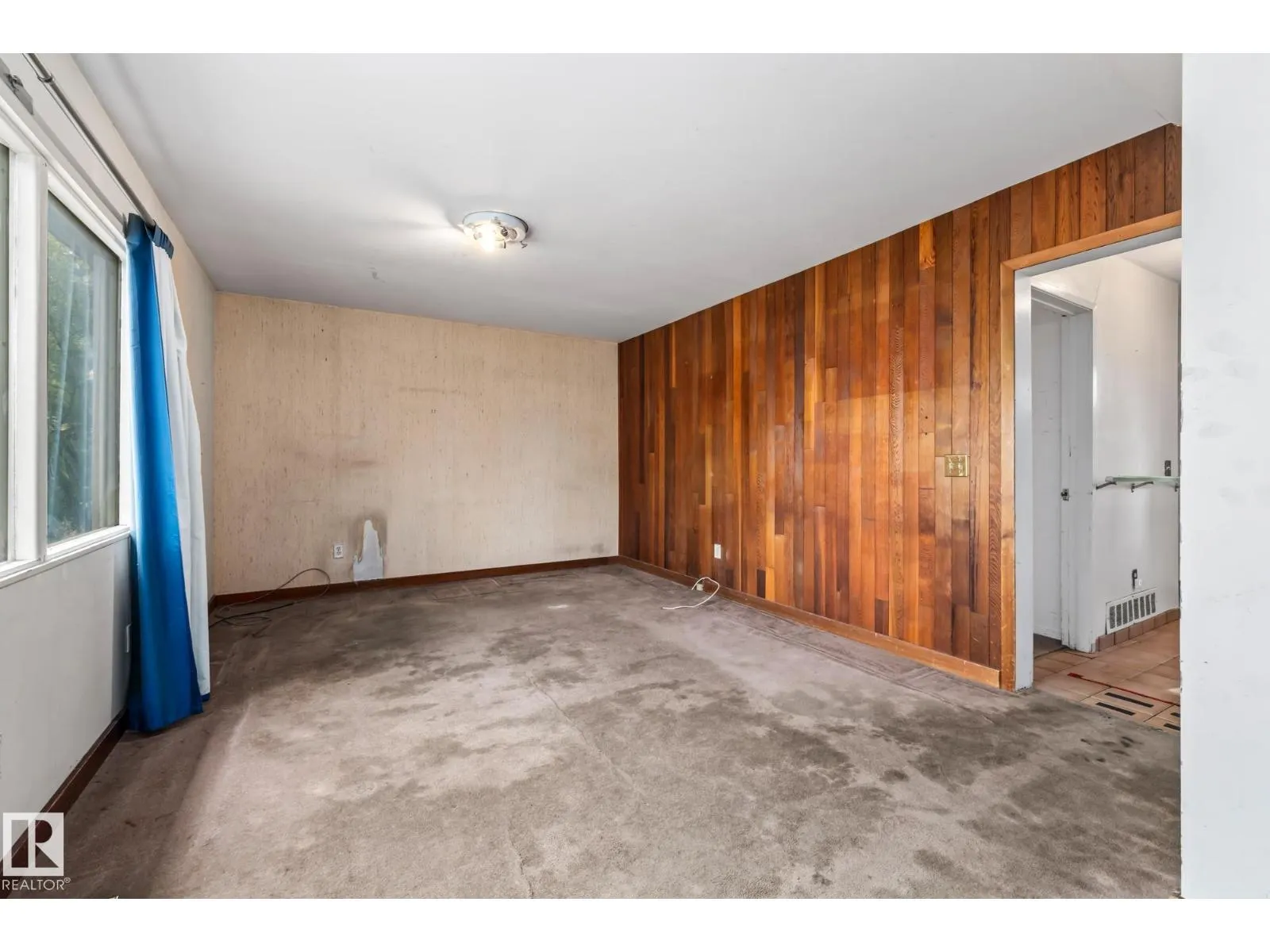 15913 94 AV NW