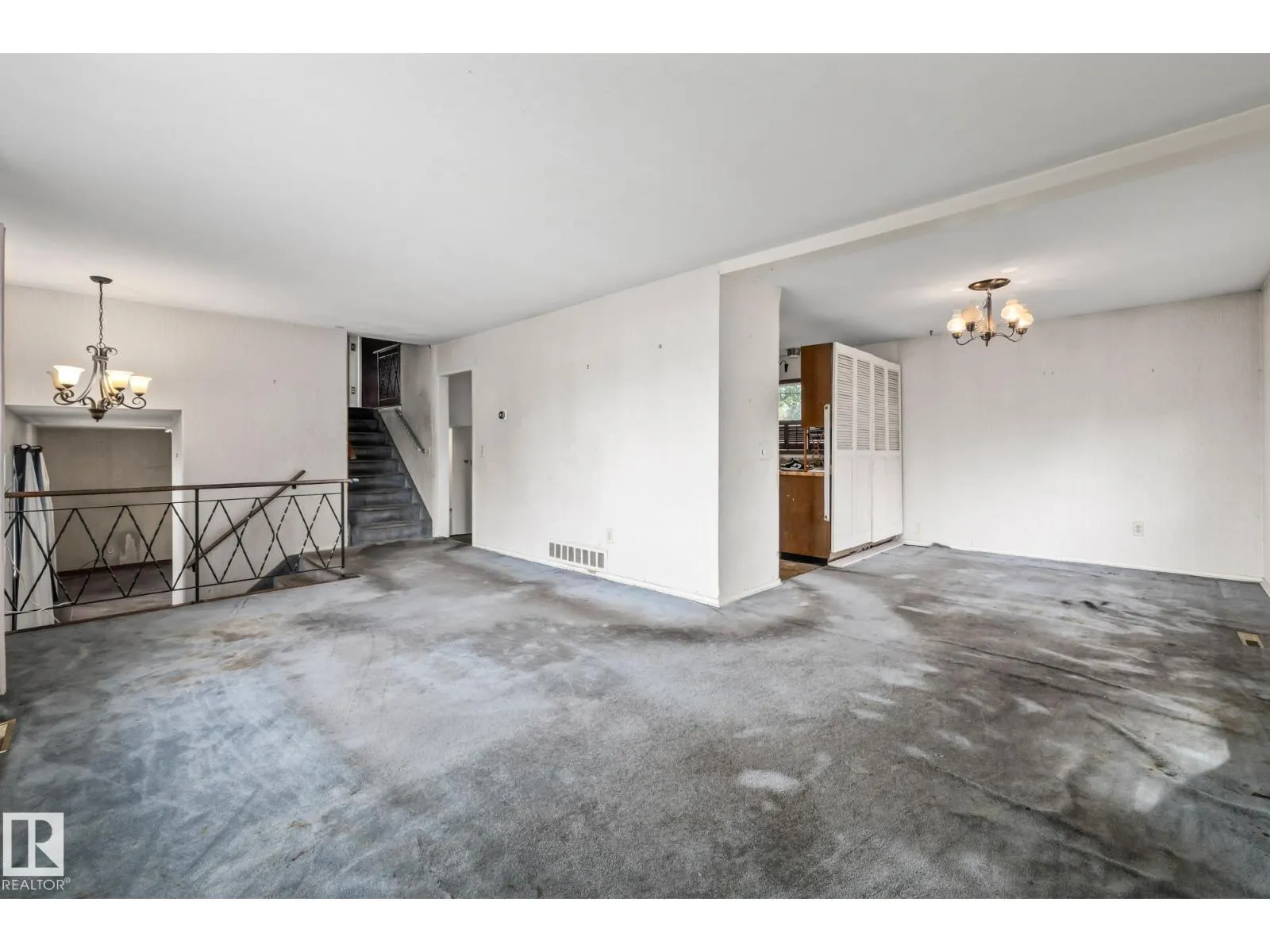 15913 94 AV NW