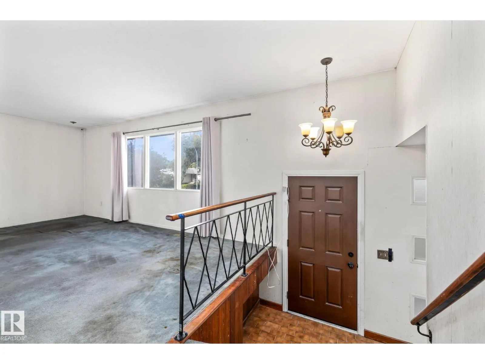 15913 94 AV NW