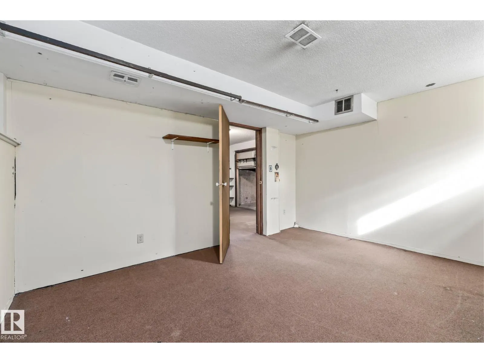 15913 94 AV NW