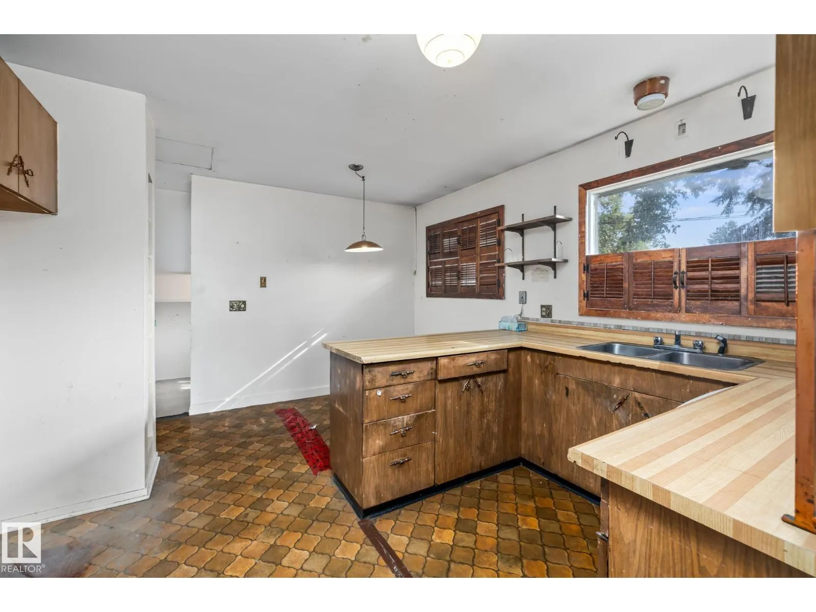 15913 94 AV NW