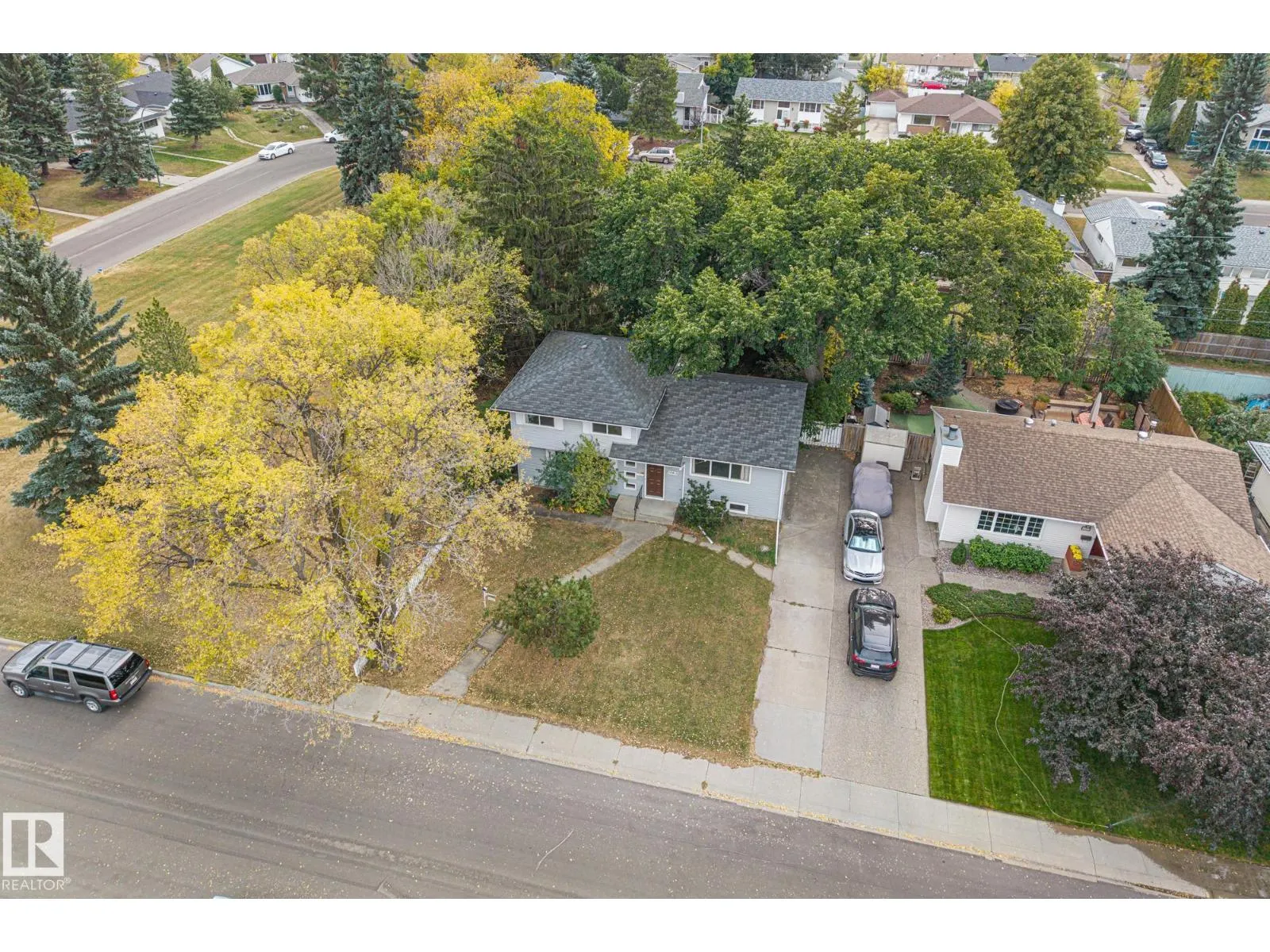 15913 94 AV NW