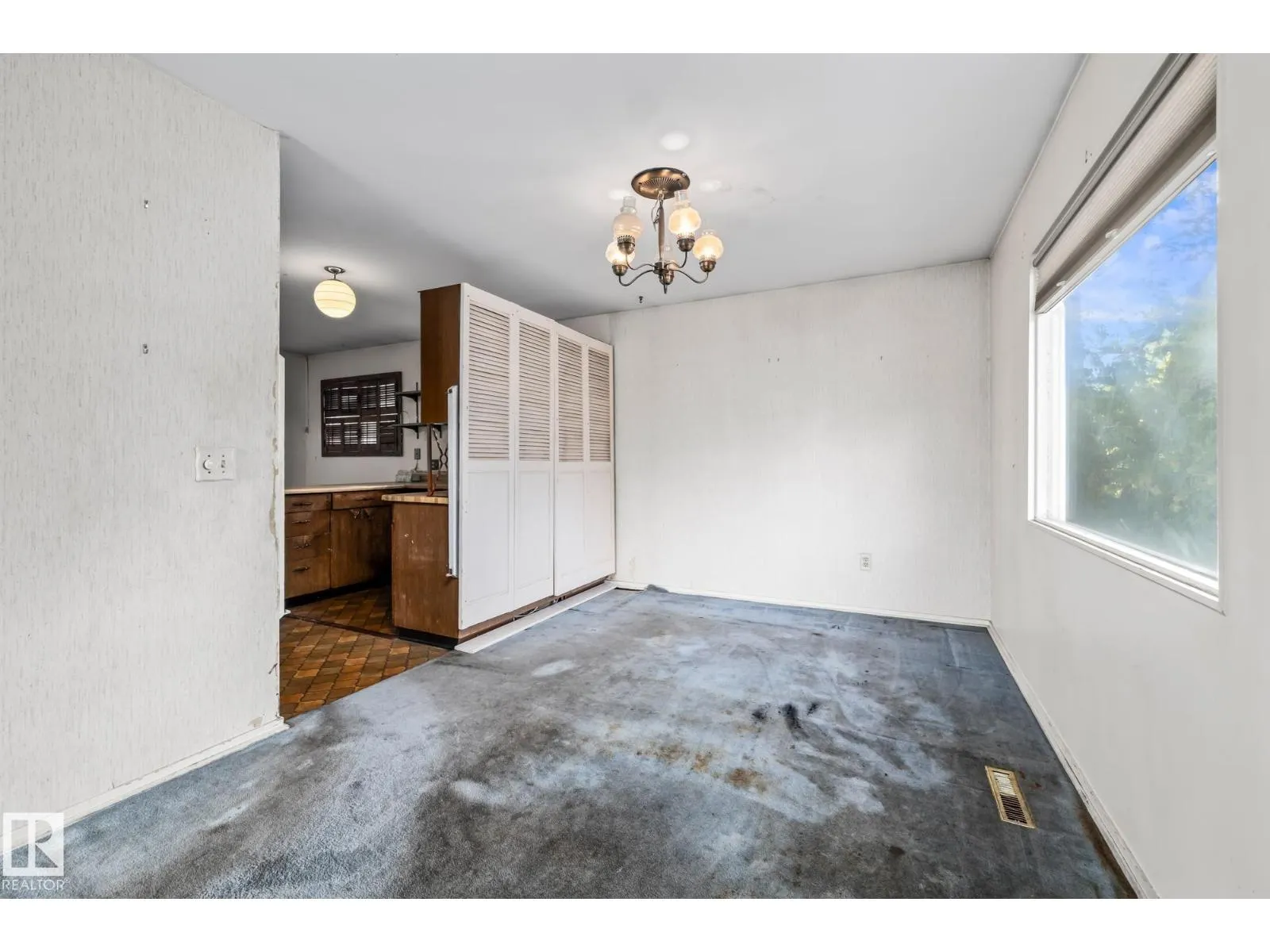 15913 94 AV NW