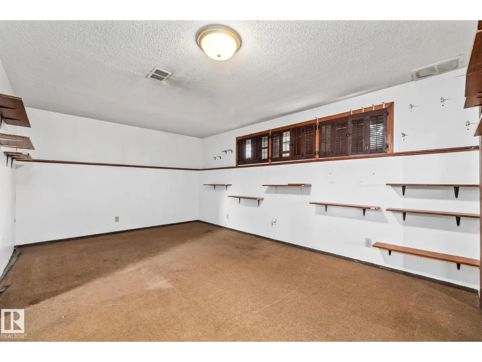 15913 94 AV NW